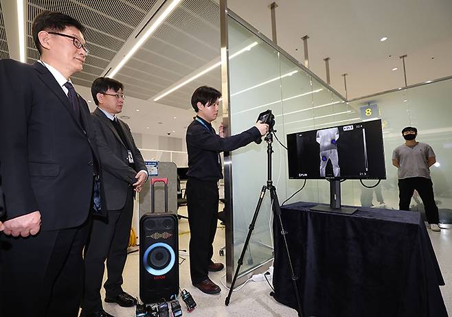 고광효 관세청장(왼쪽)이 인천국제공항 제1여객터미널 입국장에서 열화상카메라 시연을 살펴보고 있다. 2024.1.17 (ⓒ뉴스1, 무단 전재-재배포 금지)