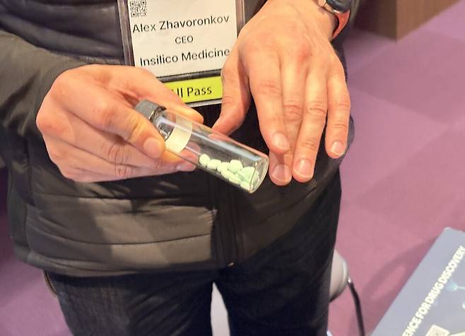 이날 알렉스 자보론코프 대표가 노화 치료제 관련 질문에 답변하며 자사가 개발 중인 특 발성 폐섬유증 및 노화 이중 치료제 렌토서팁 시제품을 선보였다. 최지현 기자