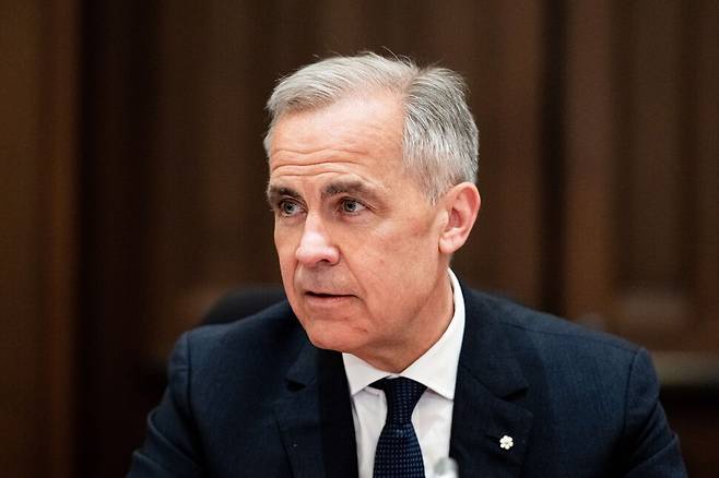 마크 카니 캐나다 총리가 14일(현지시각) 캐나다 오타와 국회의사당에서 열린 내각 회의 후 연설하고 있다. 오타와/EPA 연합뉴스