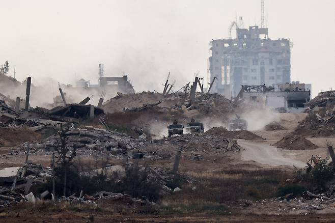 이스라엘군의 차량이 15일(현지시각) 가자지구에서 움직이고 있다. 가자지구/로이터 연합뉴스
