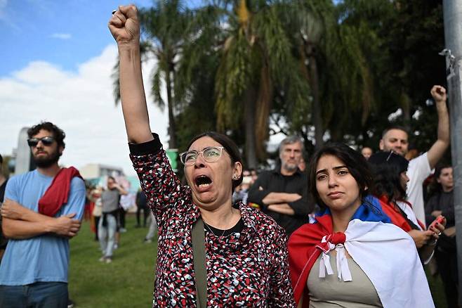 2025년 5월14일 우루과이 수도 몬테비데오의 거리에서 시민들이 호세 무히카 전 대통령의 운구 행렬을 지켜보며 애도하고 있다. AFP 연합뉴스