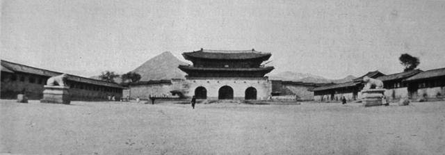 광화문을 사이에 두고 마주한 의정부(오른편)와 삼군부(왼편) 전경. 안창모 제공