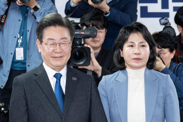 제22대 국회의원선거(총선) 개표 결과 인천 계양을에서 당선이 확실시 된 이재명 전 더불어민주당 대표가 지난해 4월 인천 계양구 선거 상황실에서 부인 김혜경씨와 지역구 당선 인사를 하고 있다. 이한호 기자