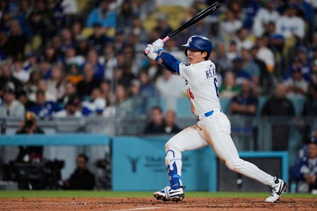 LA 다저스의 김혜성이 16일 미국 캘리포니아주 로스앤젤레스의 다저스타디움에서 열린 오클랜드전에서 3회 1타점 적시타를 치고 있다. 로스앤젤레스=AP 뉴시스