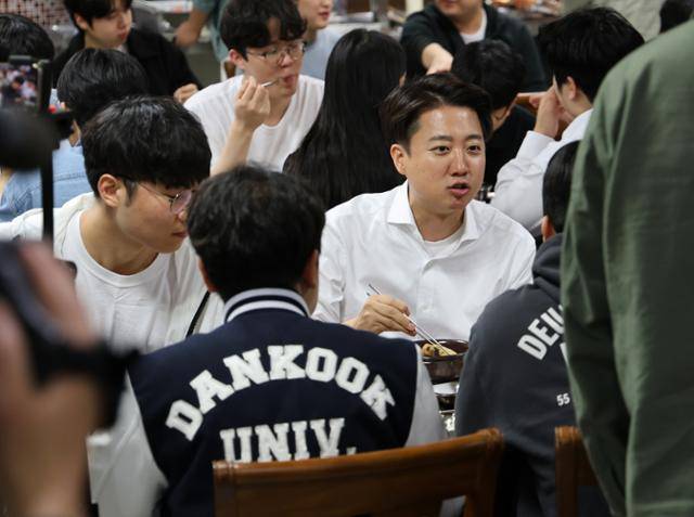 16일 이준석 개혁신당 대선 후보가 단국대 천안캠퍼스 학생 식당에서 학생들과 학식을 먹으며 대화하고 있다. 뉴시스