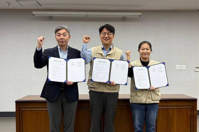 여수MBC 이호인 사장(왼쪽부터)과 이호찬 전국언론노조위원장, 염정열 방송작가지부장이 16일 전남 여수MBC 사옥에서 단체협약을 체결한 후 협약서를 들고 있다. 방송작가지부 제공