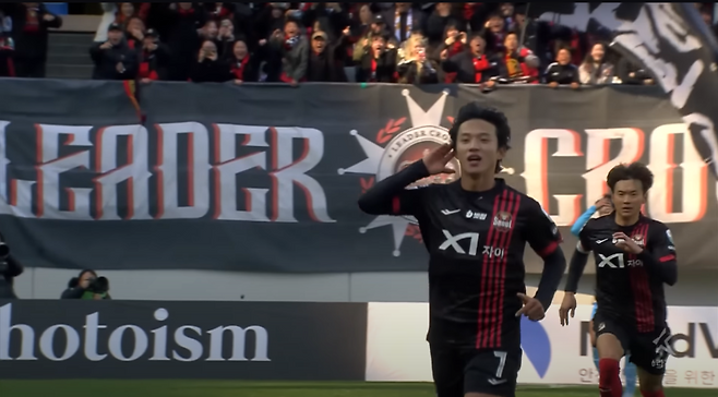 서울 정승원이 29일 서울월드컵경기장에서 열린 대구와의 6라운드에서 동점 골을 터뜨린 뒤 대구 서포터스석으로 질주하며 세리머니를 펼치고 있다. 오른쪽은 그를 말리기 위해 질주하는 김진수의 모습. 사진=쿠팡플레이 유튜브 갈무리