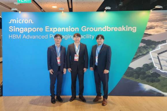 곽동신 한미반도체 회장(가운데)이 지난 1월 8일 싱가포르 우드랜즈에서 열린 신규 HBM 패키징 공장 기공식에 참석한 뒤 기념촬영을 하고 있다. [사진=한미반도체]