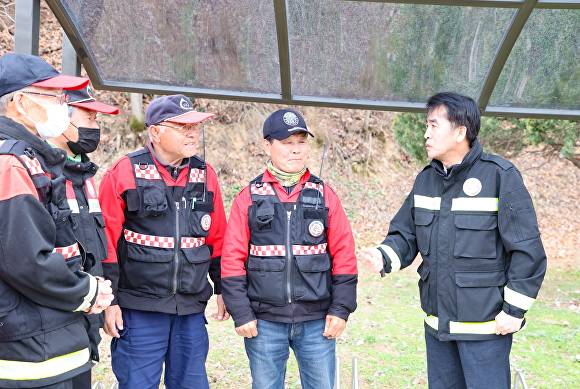 최재형(오른쪽) 보은군수, 산불감시원들이 산불방지예찰활동을 하고 있다. [사진=보은군]