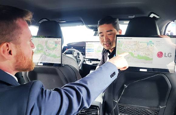 LG전자 직원들이 15일(현지시간) 프랑스 파리 시내에서 커넥티드카를 위한 차세대 인공위성 음성통신 솔루션을 시연하고 있다. [사진=LG전자]