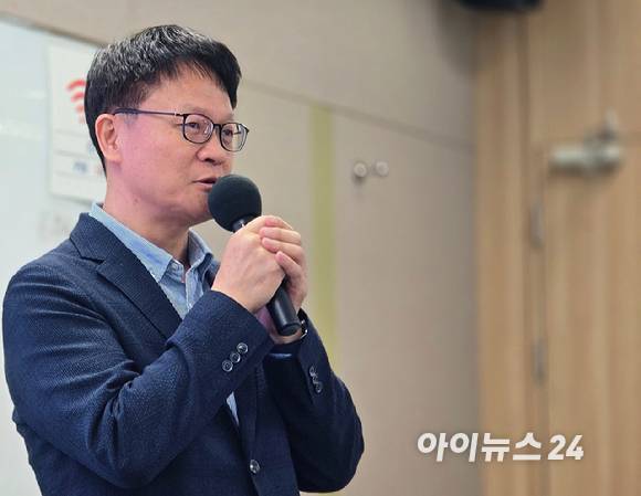 14일 오전 서울 중구 삼화타워에서 진행된 유심(USIM) 일부 정보 유출 관련 SK텔레콤의 데일리(일간) 브리핑에서 류정환 SK텔레콤 네트워크인프라센터장이 발표하고 있다. [사진=안세준 기자]