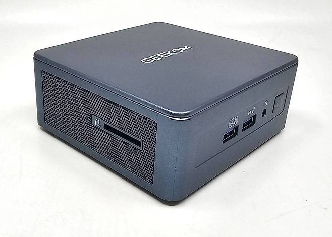 본체 전면에 USB 포트 2개, 측면에 SD카드 리더가 달렸다 / 출처=IT동아