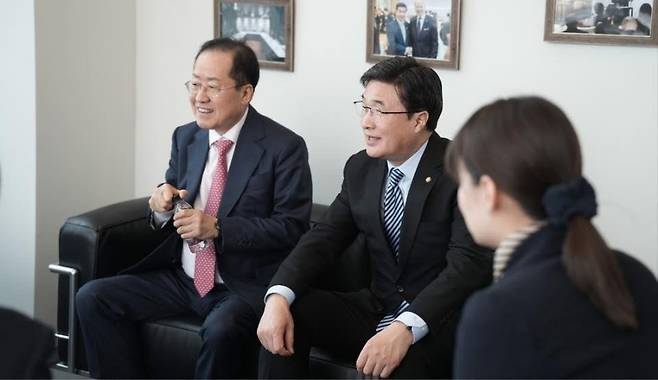 홍준표 전 대구시장(왼쪽)과 김대식 국민의힘 의원이 대화를 나누고 있다. (김대식 의원 페이스북 캡처)