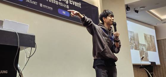 강재윤 레브잇 대표가 학생창업 행사에서 강연을 하고 있다. 최준호 기자