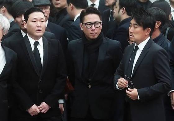2014년 10월 31일 오전 서울아산병원 장례식장에서 가수 싸이, 윤종신, 이승철이 침통한 표정으로 이야기를 나누고 있다. 연합뉴스.