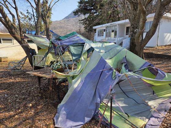 지난 3월 인천 강화도 마리산초에 텐트 3개가 찢어진 채 방치돼 있다. 마리산초는 1999년 폐교 후 2023년까지 문화예술원으로 활용됐다. 박종서 기자