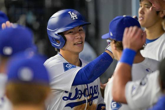 2회 득점을 기록한 뒤 더그아웃에서 동료들의 환영을 받는 김혜성. 로이터=연합뉴스