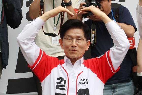 국민의힘 김문수 대선 후보가 16일 충남 천안시 신세계백화점 앞에서 열린 유세에서 시민들에게 하트를 만들어 보이고 있다. 연합뉴스