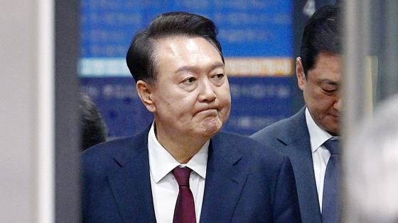 비상계엄 사태와 관련해 내란 우두머리 혐의 등으로 기소된 윤석열 전 대통령이 지난 12일 서울 서초구 서울중앙지방법원에서 열린 3차 공판을 마친 뒤 법원을 나서고 있다. 사진공동취재단