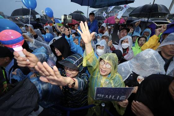16일 오후 정북 정읍시 정읍역광장에서 열린 이재명 더불어민주당 대선 후보 유세장을 찾은 시민들이 환호하고 있다. 김성룡 기자