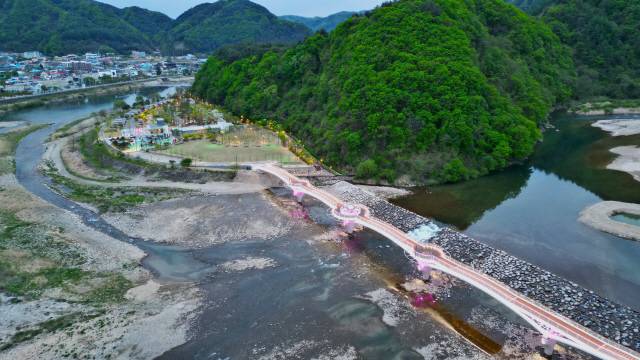 ▲ 인북천 물빛테마공원 캠핑장과 물결보도교