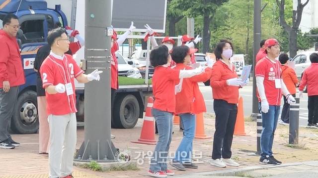 ▲ 이양수 국회의원이 16일 속초 노학동주민센터 앞 사거리에서 거리유세를 펼치고 있다.