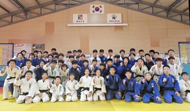 ▲ 유도메카 철원에서 전국의 유도 꿈나무들이 합동훈련을 실시하며 구슬담을 흘리고 있다.