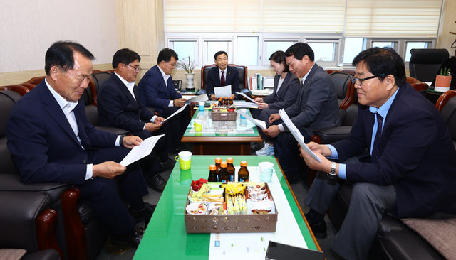 ▲ 강원도의회 예산결산특별위원회(위원장 김길수)는 16일 제2차 회의를 열고 3억 4140만원을 조정한 643억 4655만원 규모의 2025년도 제1회 강원도 추가경정 예산안을 의결한 가운데 이에 앞서 예결위원들이 세부안 조정을 논의하고 있다. 도의회 제공