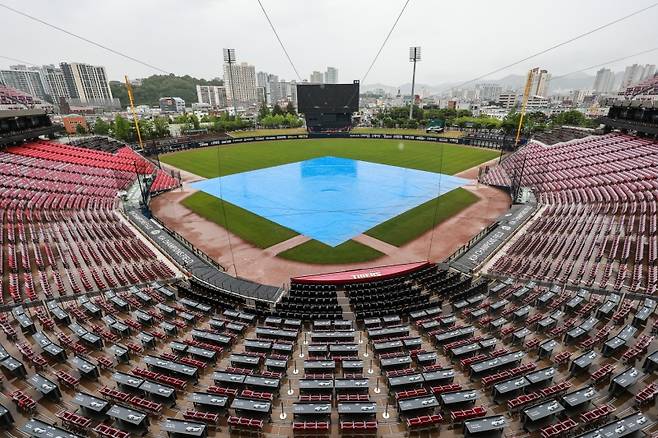 ▲ 16일 계속되는 비로 인해 방수포가 깔려있는 광주-KIA챔피언스필드의 모습 [KIA타이거즈]&nbsp;