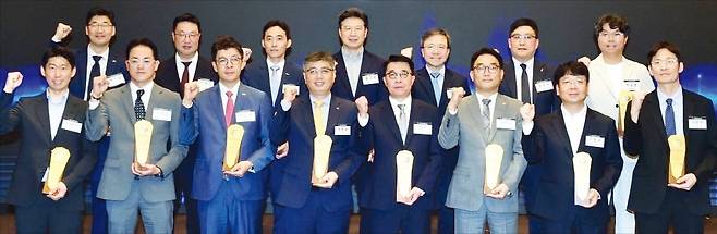 한경닷컴이 주최하고 과학기술정보통신부, 정보통신산업진흥원이 후원한 ‘2025 대한민국 모바일 대상 시상식’이 15일 서울 중림동 한국경제신문사 다산홀에서 열렸다. 공동 대상 수상 기업인 국민은행의 박형주 스타뱅킹영업본부 본부장(앞줄 왼쪽 네 번째), 쿠팡의 허준 커뮤니케이션팀 전무(다섯 번째)를 비롯한 수상 기업 관계자들이 황규철 과기정통부 소프트웨어정책관(뒷줄 왼쪽 네 번째), 정종태 한경닷컴 대표(다섯 번째), 문장원 정보통신산업진흥원AI융합본부 본부장(여섯 번째)과 기념촬영하고 있다.   /변성현 한경닷컴 기자