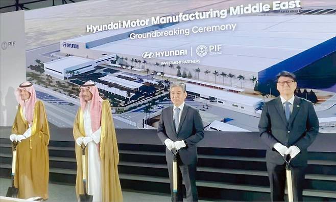 장재훈 현대자동차그룹 부회장(왼쪽 세 번째)과 야지드 알후미에드 사우디아라비아 국부펀드 부총재(첫 번째), 반다르 이브라힘 알코라예프 사우디아라비아 산업광물자원부 장관(두 번째), 문병준 주사우디아라비아 대사대리(네 번째) 등이 14일(현지시간) 사우디아라비아 킹살만 자동차산업단지에서 열린 ‘현대차 사우디아라비아 생산법인’(HMMME) 공장 착공식에 참석했다.   /현대차 제공