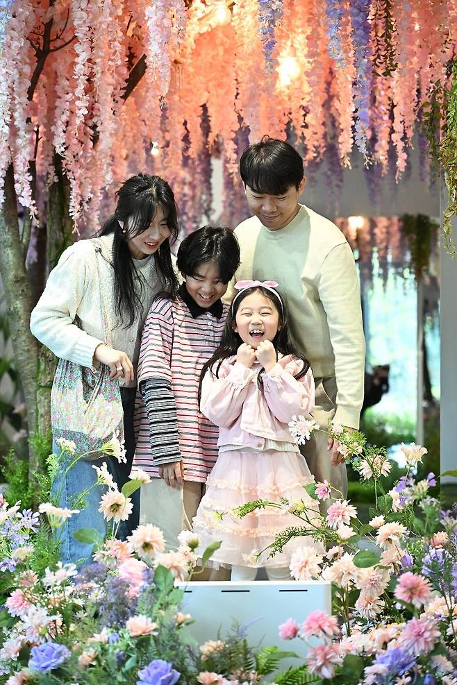 래미안갤러리 시즌 전시회 '사계전.집'을 관람 중인 가족들. /삼성물산 제공