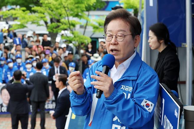 이재명 더불어민주당 대선 후보가 16일 전북 군산 구시청광장에서 열린 유세에서 지지를 호소하는 연설을 하고 있다. 연합뉴스