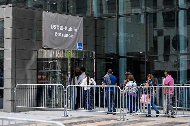 미국 이민세관단속국(ICE) 건물에서 사람들이 줄 서 있다. /사진=AFP