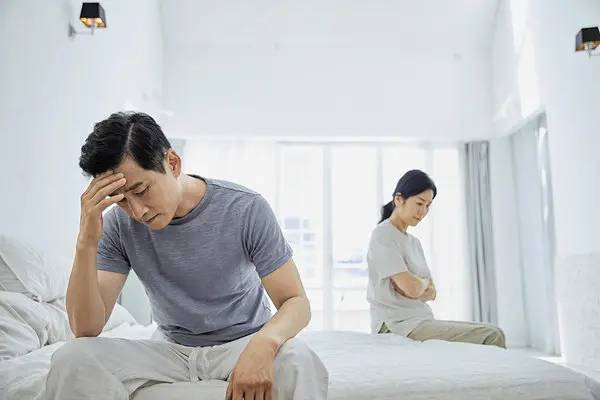 남성호르몬 감소로 찾아오는 남성 갱년기는 적극적인 치료를 받으면 건강 상태를 개선하고 여러 증상 때문에 나타나는 불편을 줄일 수 있다. 게티이미지