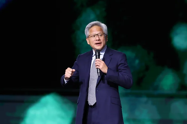 젠슨 황 엔비디아 CEO가 13일(현지시간) 사우디아라비아에서 열린 ‘사우디-미국 투자 포럼’에서 발언하고 있다. EPA연합뉴스