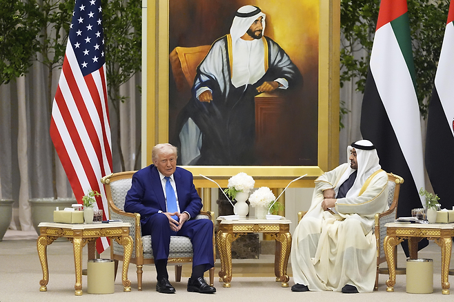 도널드 트럼프 미국 대통령이 15일(현지시간) 아랍에미리트 아부다비에서 무함마드 빈 자예드 알 나히얀을 만나고 있다. AP연합뉴스