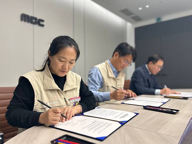 언론노조 방송작가지부와 목포 MBC가 16일 전남 목포 MBC에서 열린 단체협약식에서 단체협약서에 서명하고 있다. 언론노조 제공