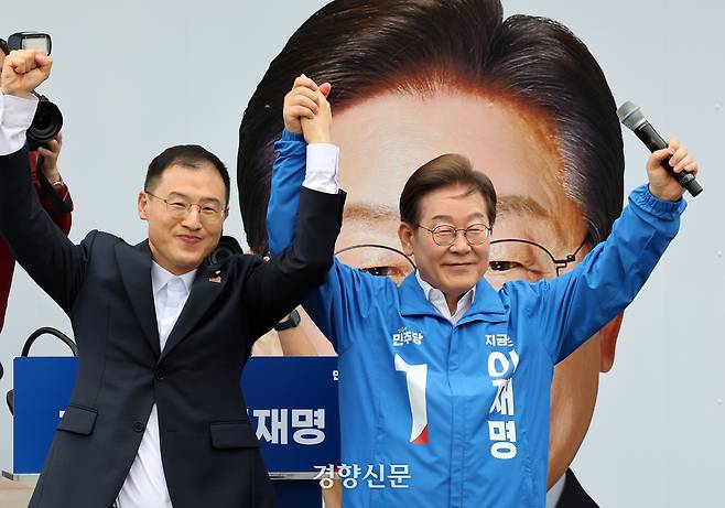 이재명 더불어민주당 대선 후보가 16일 전북 익산역 동부광장 유세에서 김상욱 무소속 의원과 함께 손을 들어 인사하고 있다. 박민규 선임기자