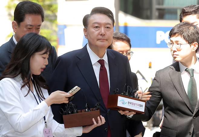 Former President Yoon Suk Yeol enters the Seoul Central District Court in Seocho District, southern Seoul, on May 12 for the third hearing of his trial on charges of leading an insurrection. [JOINT PRESS CORPS]