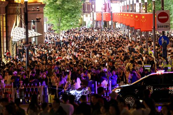 People walk along the Nanjing Road Pedestrian Street during the five-day Labor Day holiday in Shanghai, China, May 4. [REUTERS/YONHAP]