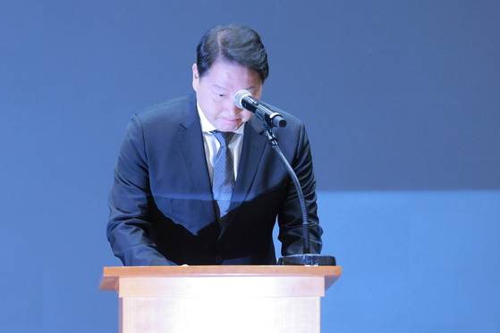 SK Group Chairman Chey Tae-won bows in apology during a press conference at SKT Tower in Jung District, central Seoul on May 7. [JOINT PRESS CORPS]