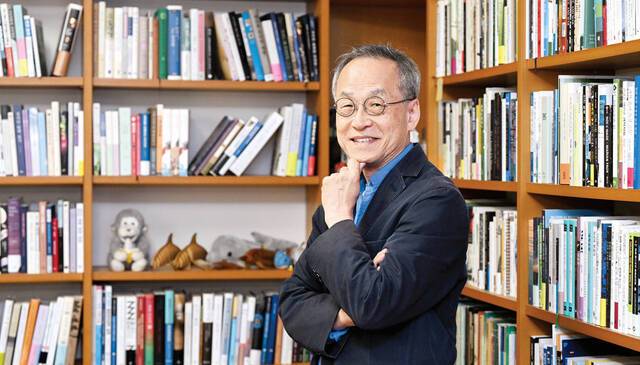 최근 서울 서대문구 이화여대에서 만난 최재천 교수. 최 교수는 인터뷰 도중 과거 실험용으로 쓰다가 ‘쓸모’를 다했던 쥐 이야기를 꺼냈다. 그는 ”실험용으로 쓸 수도 없었고, 각종 약물이 투여된 탓에 자연에 놓아줄 수도 없었다”며 “그 전까지는 아무렇지 않게 쥐를 죽여왔지만 그 쥐를 죽이는 건 못 하겠더라. 그래서 생물을 죽이지 않고 자연을 있는 그대로 연구하는 생태학에 관심을 갖게 됐다”고 말했다. 권현구 기자