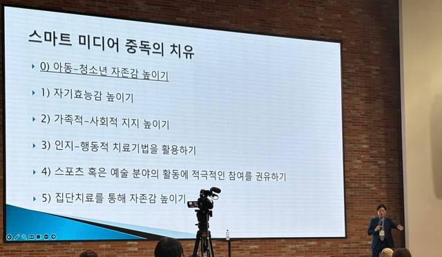 오화철 서울기독대 교수가 14일 서울 용산구 온누리교회에서 열린 ‘2025 회복축제’ 무대에 올라 교회가 미디어 중독 회복의 통로가 돼야 한다고 강조하고 있다.