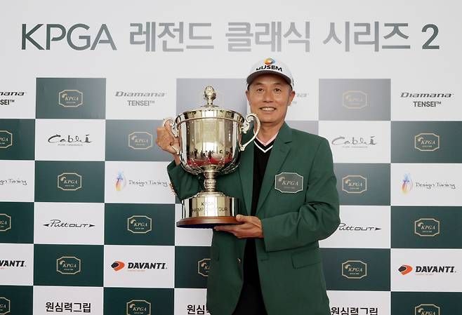 지난 15일 경북 포항 소재 포항CC 동해, 태백 코스에서 막을 내린 KPGA 레전드 클래식 시리즈2에서 시니어투어 생애 첫 승을 거둔 장익제. KPGA