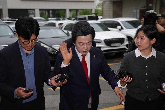 16일 경기도 의정부 가능동 의정부지방법원에서 사기와 정치자금법 위반, 준강제추행 등의 혐의를 받는 허경영 국가혁명당 명예대표가 구속 전 피의자심문에 앞서 취재진 질문에 답변하고 있다. 연합뉴스