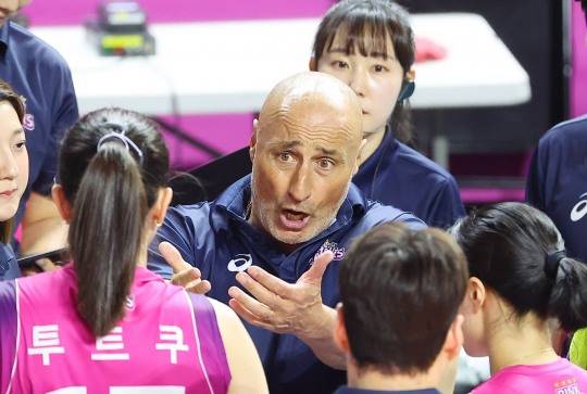 작전 지시하는 아본단자 전 흥국생명 감독. 사진[연합뉴스]