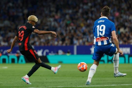 슈팅하는 바르셀로나 야말(왼쪽). 사진[AP=연합뉴스]