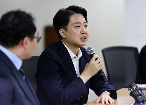 이준석 개혁신당 대선 후보가 지난 15일 중구 서울역 공간모아에서 열린 ‘대한초등교사협회 간담회’에서 발언하고 있다. [사진 출처 = 연합뉴스]