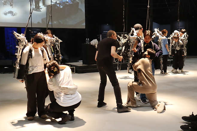 국립아시아문화전당(ACC)이 운영하는 ACC 전문인 교육 프로그램의 ‘콘텐츠 발굴·실행’ 트랙을 통해 수강생들이 모션 캡처 장비를 활용한 영상 제작 실습을 하고 있다. ACC